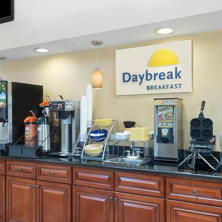 Days Inn By Wyndham Geneva/Finger Lakes Екстер'єр фото