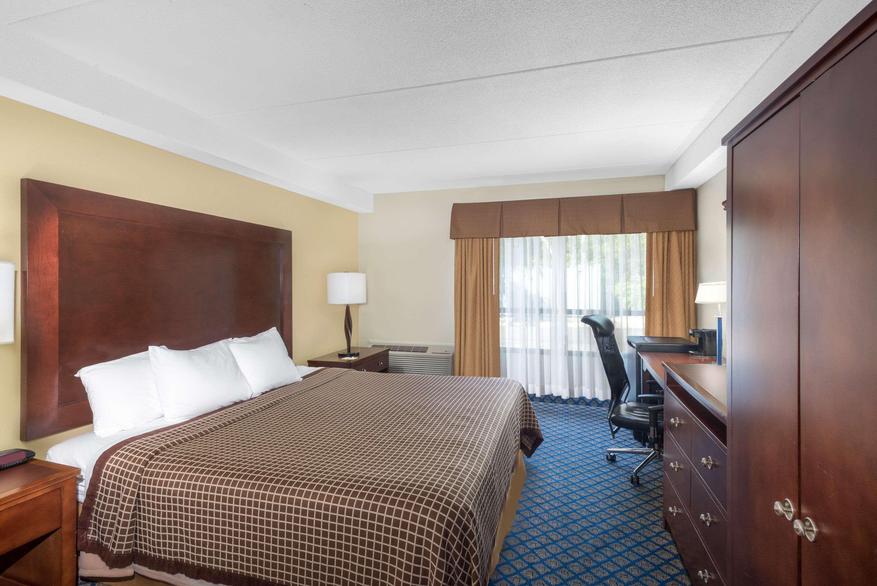 Days Inn By Wyndham Geneva/Finger Lakes Екстер'єр фото