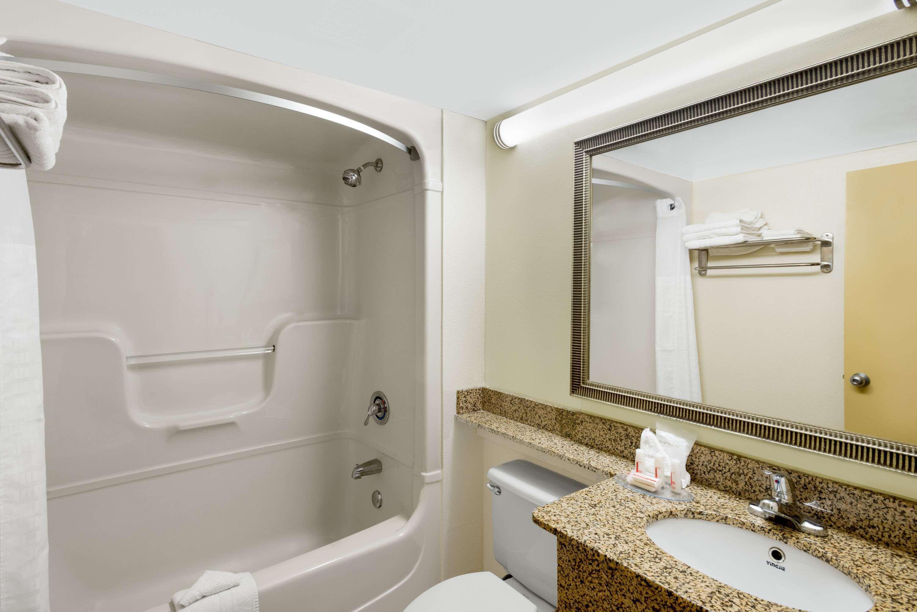 Days Inn By Wyndham Geneva/Finger Lakes Екстер'єр фото
