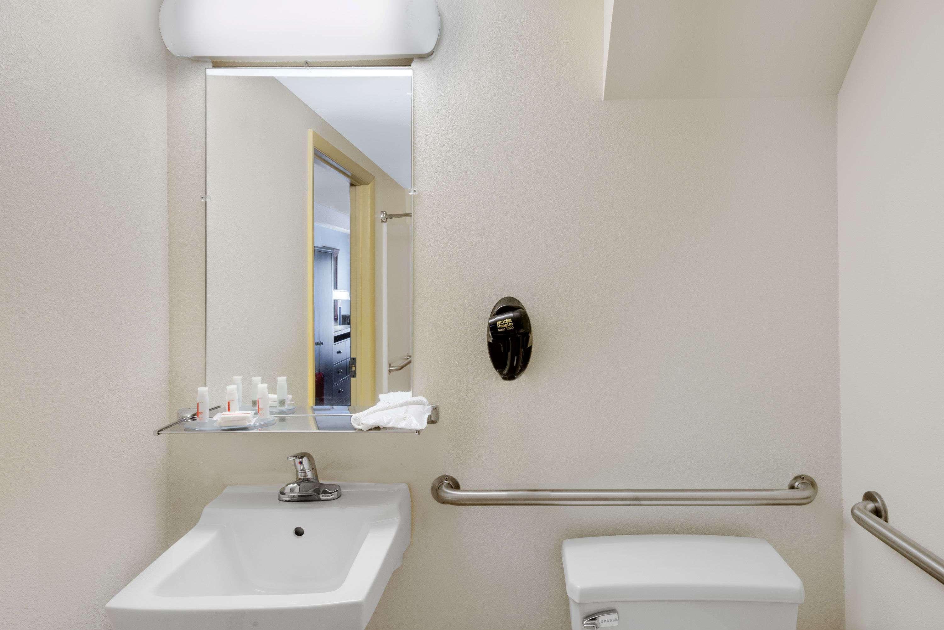Days Inn By Wyndham Geneva/Finger Lakes Екстер'єр фото